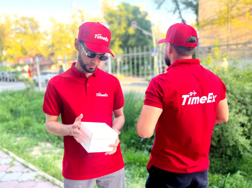 Курьеры TimeEx в фирменных красных поло доставляют отправление
